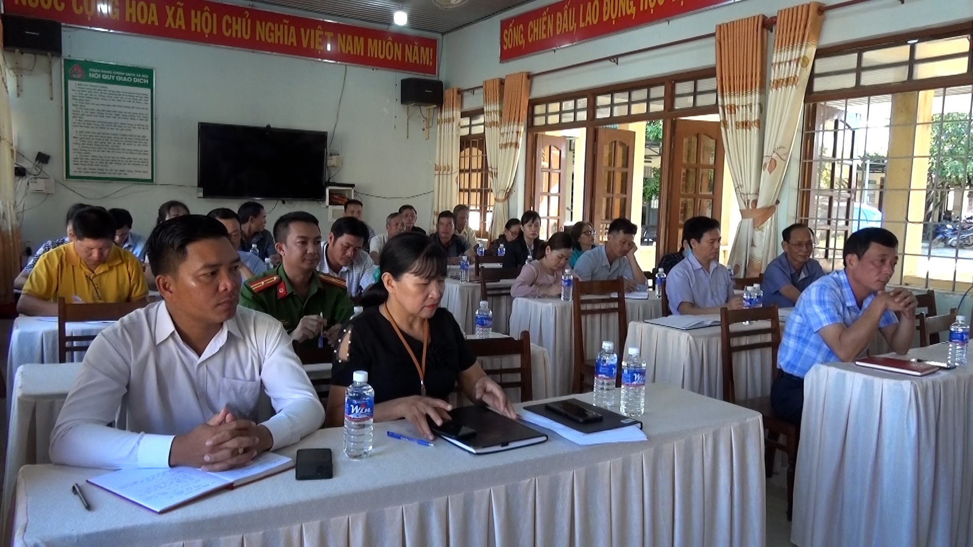 cu tri xã cumlan tham dự hội nghi